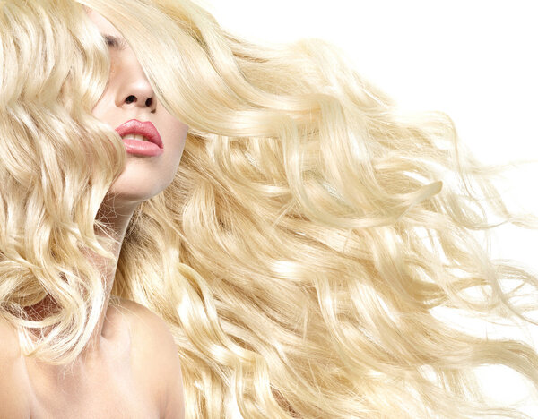 Прекрасный снимок модели с пышной прической
