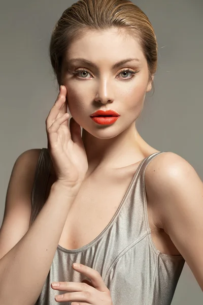 Retrato de una adorable joven con hermosos labios rojos — Foto de Stock