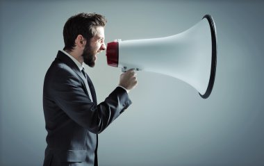 Adamın megafon bağırıyor kavramsal fotoğraf