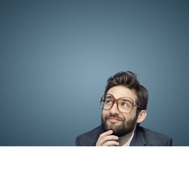Portre genç bir çalışanın kendi işini düşünün