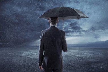 Depresif Yöneticisi bir şemsiye ile ayakta