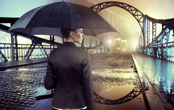 Mujer elegante en la tormenta pesada — Foto de Stock