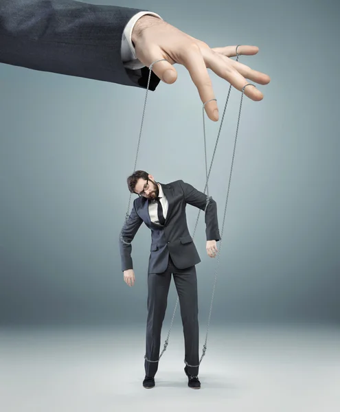 Imagem conceitual de um chefe puxando as cordas — Fotografia de Stock