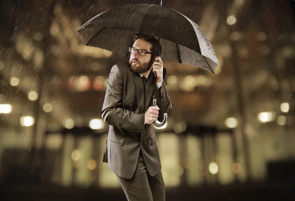 Com medo de gerente inteligente de pé sob o guarda-chuva — Fotografia de Stock