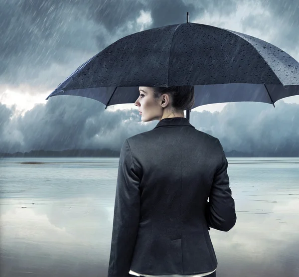 Femme d'affaires debout avec un parapluie — Photo