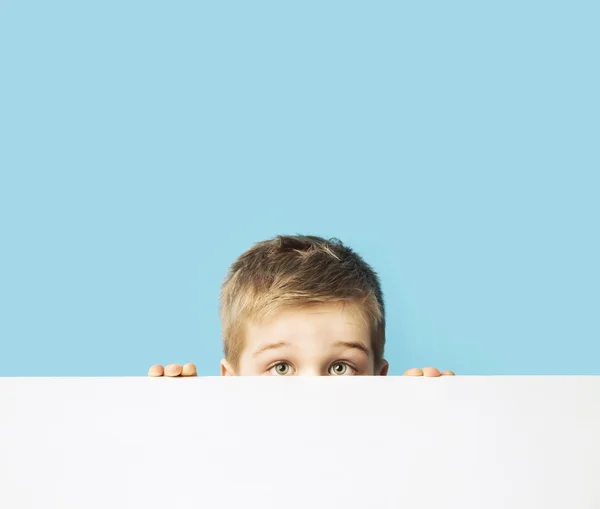 Portret van de kleine verlegen jongen — Stockfoto