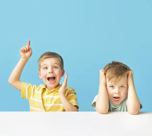 Dois meninos expressivos posando juntos — Fotografia de Stock