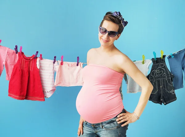 Счастливая беременная мама стирает. — стоковое фото