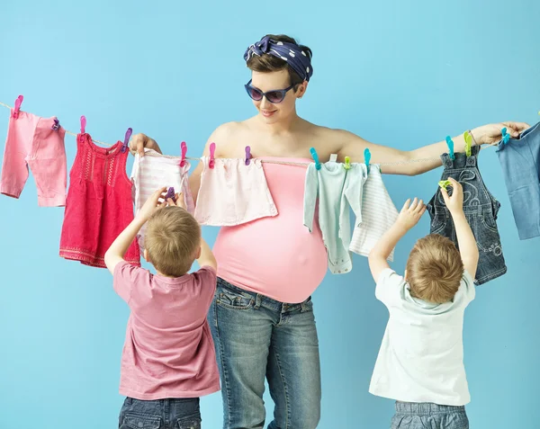 Maman faisant la lessive avec ses fils — Photo