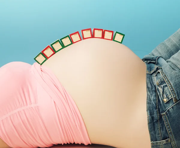 임신한 여자의 배꼽에 편지 상자 — 스톡 사진