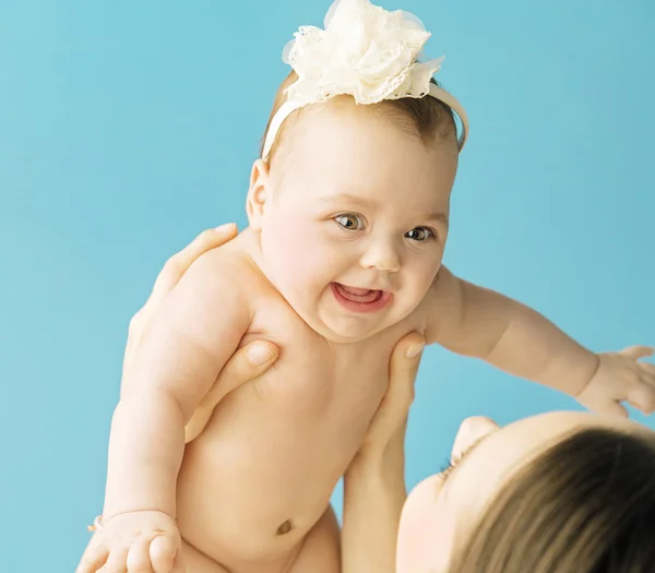 Junge Mutter umarmt ihr geliebtes Kind — Stockfoto