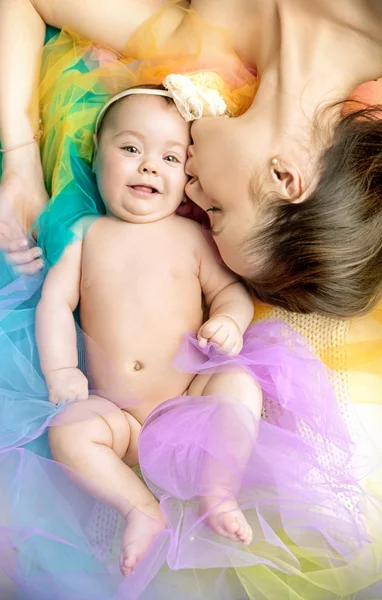 Mãe bonita com seu filho adorável — Fotografia de Stock