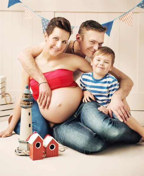 Portret van een gelukkige familie verwacht van een nieuw lid — Stockfoto