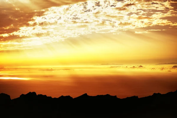 Grande vista sulle montagne durante il tramonto — Foto Stock