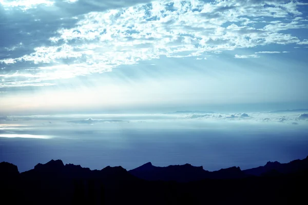 Schöne Aussicht auf die Sonnenstrahlen zwischen den Wolken — Stockfoto