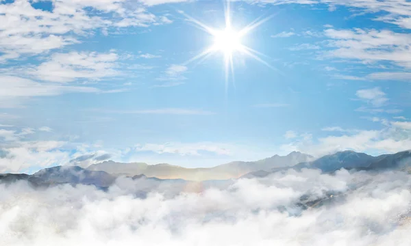 Landschaft mit Bergen und bewölktem Himmel — Stockfoto