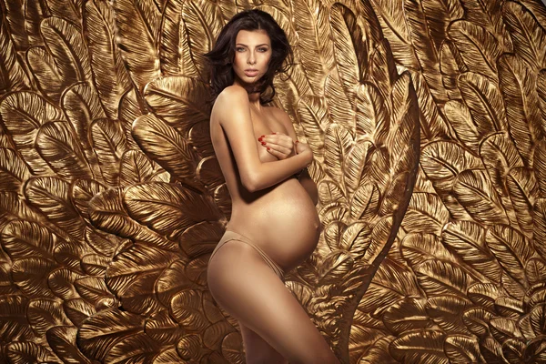 Portrait de femme enceinte sur le mur d'or — Photo