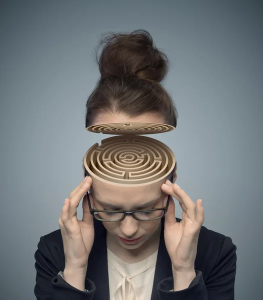 Imagen conceptual de un laberinto en el cerebro de la mujer — Foto de Stock