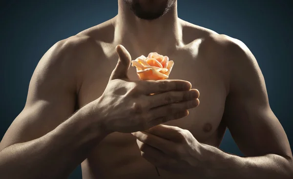 Detailní obrázek sportovec drží květ — Stock fotografie