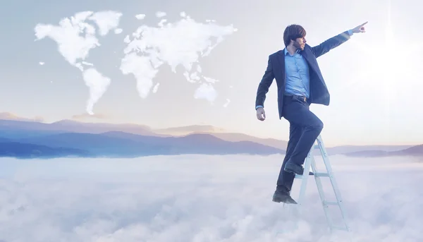 Концептуальный имидж бизнесмена над облачной картой мира — стоковое фото