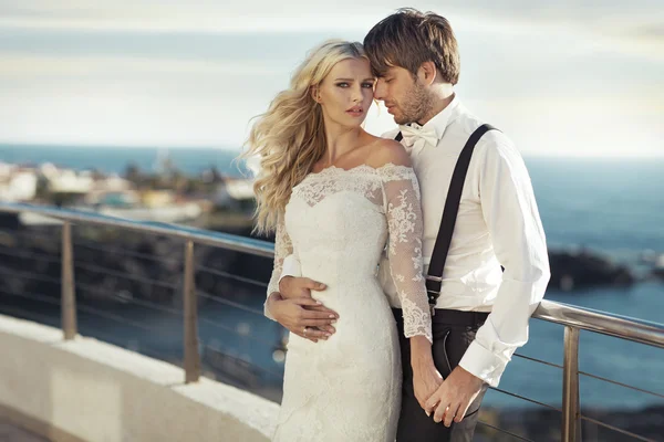 Ritratto della giovane coppia di matrimoni romantici — Foto Stock