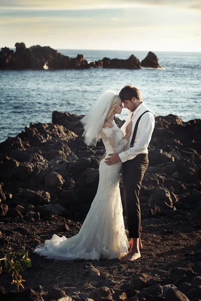 Joven pareja de matrimonio sobre el océano — Foto de Stock