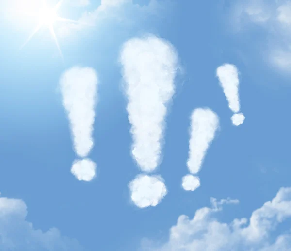 Enorme wolken in de vorm van uitroeptekens — Stockfoto