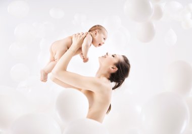 Küçük bir kızı holding neşeli anne
