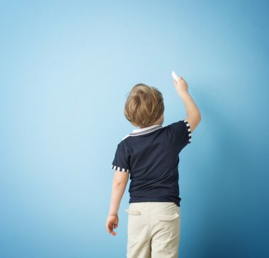 Sevimli çocuk tebeşir ile yazma