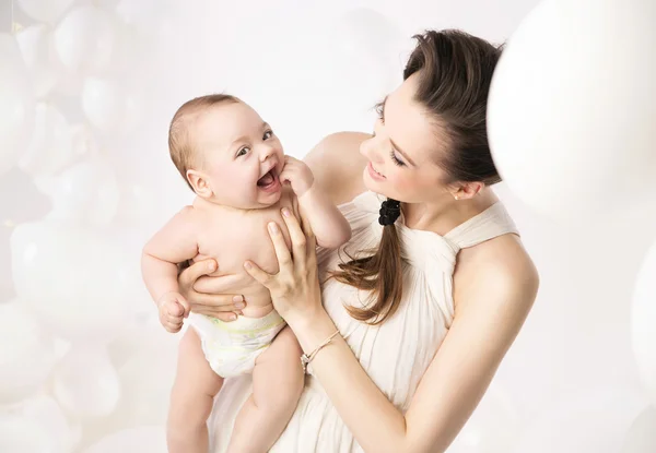 Bruneta žena objímala své roztomilé dítě — Stock fotografie