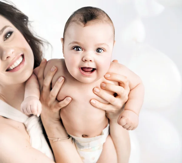 Sorridente mamma posa con una figlia — Foto Stock