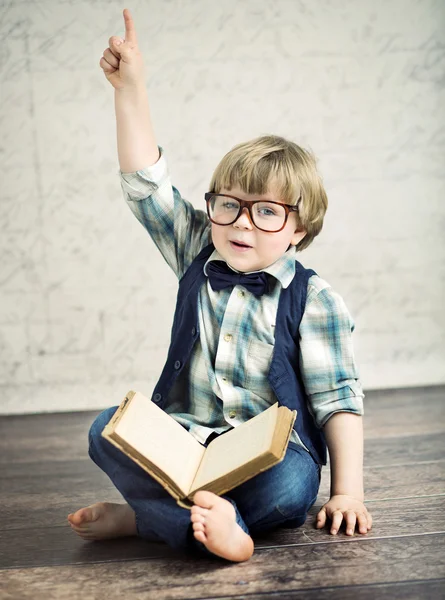 Kluger Junge liest einen Roman — Stockfoto