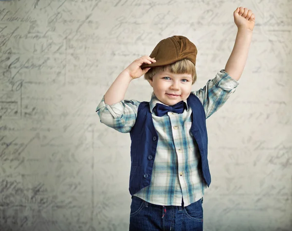 Красивый маленький мальчик с победным жестом — стоковое фото