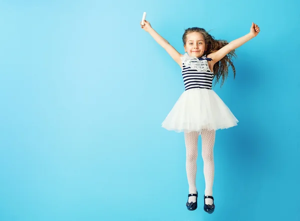 Menina encantadora segurando um pedaço de giz — Fotografia de Stock