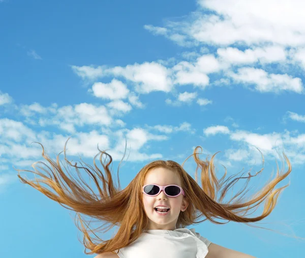 Boldog kis lány, nagy napszemüveg — Stock Fotó
