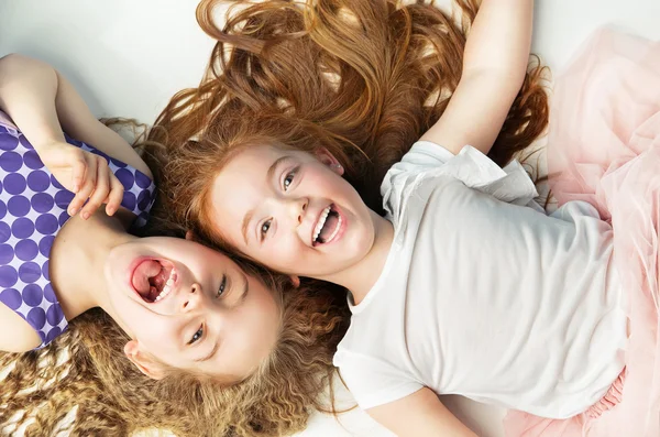 Duas meninas alegres rindo juntas — Fotografia de Stock