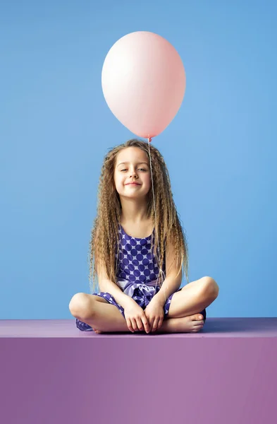 Relaxado menina segurando um balão — Fotografia de Stock