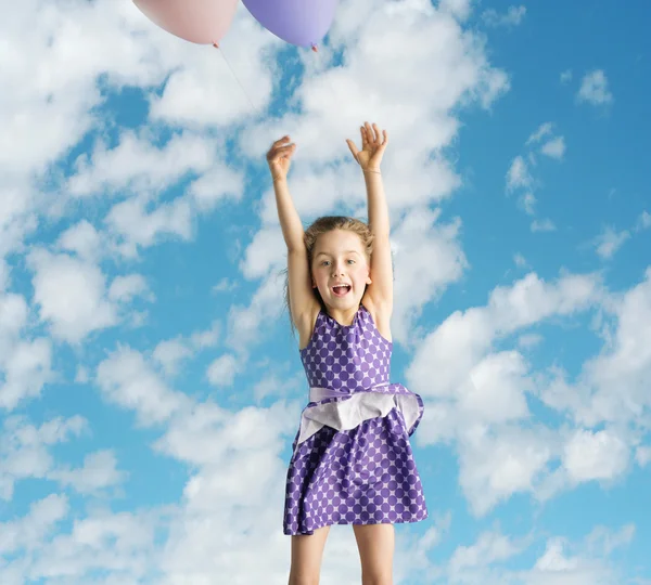 Маленькая девочка, летящая в небо — стоковое фото