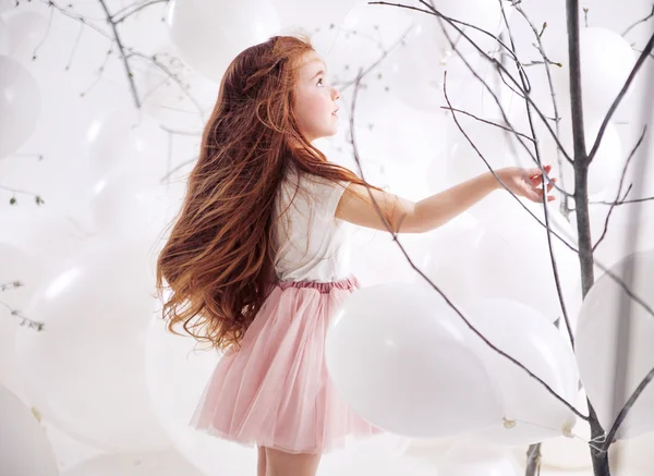 Cute little girl over the balloon background — Stock Photo, Image