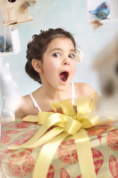 Menina muito surpreso com presentes de aniversário — Fotografia de Stock