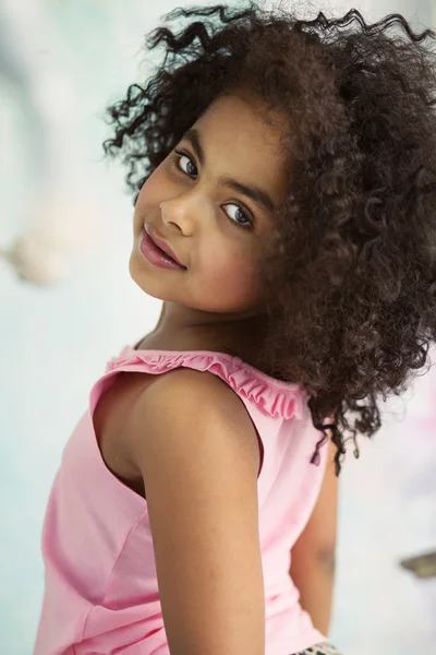 Retrato de cerca de una niña linda — Foto de Stock