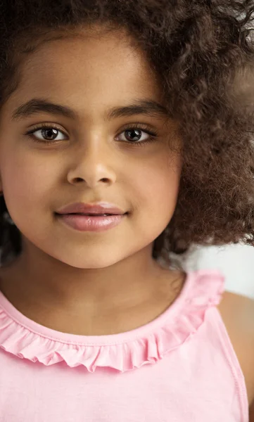 Retrato de cerca de una niña — Foto de Stock