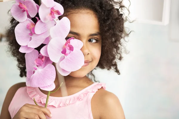 Meisje met een mooie bloem — Stockfoto