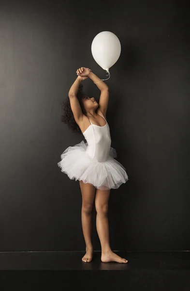 Söt liten balettdansare med en ballon — Stockfoto