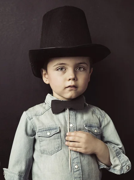 Küçük bir ciddi bey portresi — Stok fotoğraf