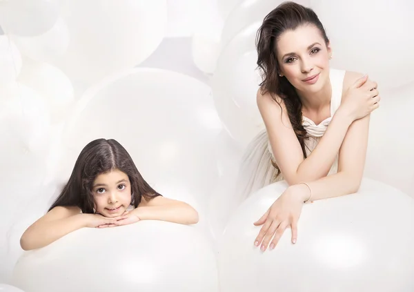 Mãe calma relaxante com uma filha bonita — Fotografia de Stock