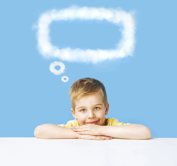 Niño pequeño con un pensamiento — Foto de Stock