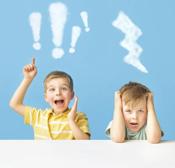 Schattig broers met wolk merken — Stockfoto