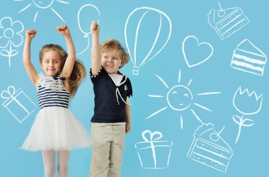 İki sevimli çocuk çizimleri arka plan üzerinde