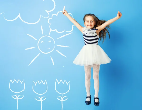 Menina bonita fazendo desenhos na parede — Fotografia de Stock